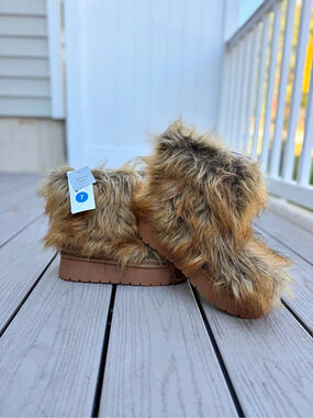 NWT Target Wild Fable Fluffy Faux Fur Platform Ankle Boots / Yeti Winter Boots -